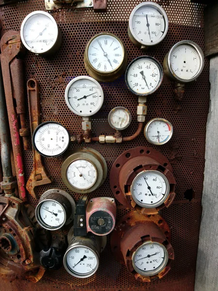 Measuring instruments on a rusty plate — Stock Photo, Image