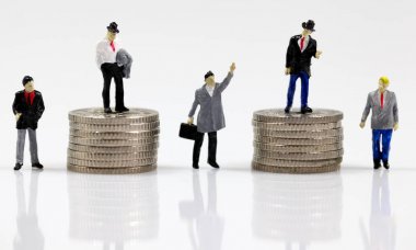 İlk, ikinci, üçüncü, ileri ve beşinci iş erkekler, para makineleri yer