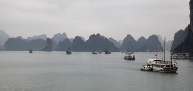 Halong Bay, Vietnam, Sisteki üzerinde yelkenli tekneler