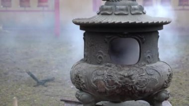 Demir ocakta yanan ayin ateşi.