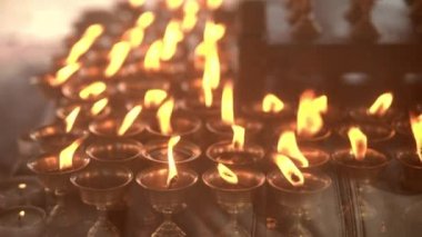 Boksun içinde yanan şamdanlar.