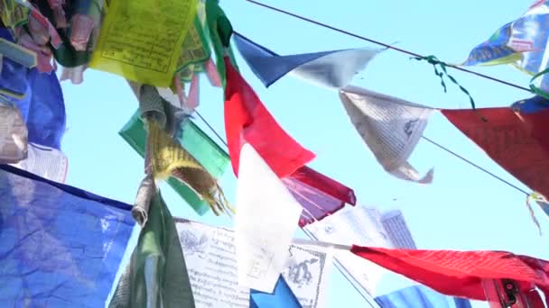 Разноцветные Флаги Раскачивающиеся Ветру — стоковое видео