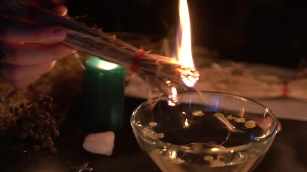Ритуал Огнем Водой Жжение Травы Над Водой Предложения — стоковое видео