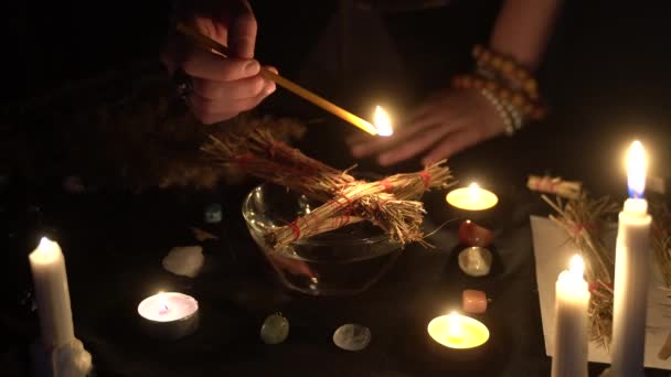 ブードゥー教の保護と浄化の儀式人形の上に熱い試合 — ストック動画