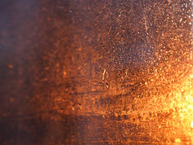 sisli camda güneş ışınları olan turuncu mavi arkaplan