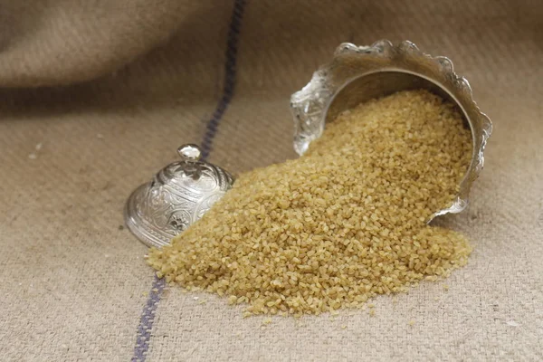 Çiğ ve sağlıklı boulgur / bulgur keten çuval bezi üzerinde