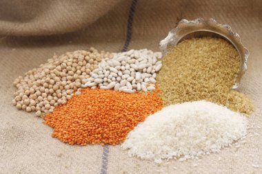 3 farklı türlerde kuru baklagiller bileşimi