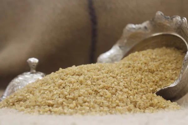 Çuvallarda çiğ ve sağlıklı bulgur.