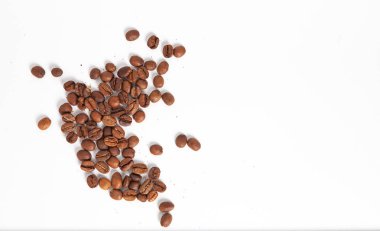 Beyaz arka plana dağılmış öğütülmüş kahve taneleri değil.