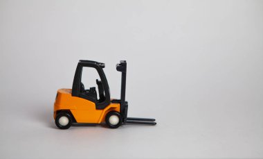 Beyaz arka planda mevcut forklift modelinin sarı forklift kopyası