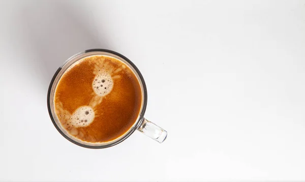 Caffè Preparato Con Schiuma Una Tazza Vetro Uno Sfondo Bianco — Foto Stock