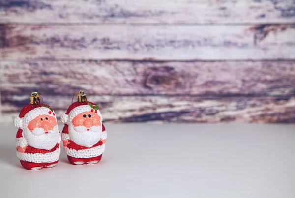 Dos Santa Claus Esperando Vacaciones Invierno Año Nuevo Navidad —  Fotos de Stock