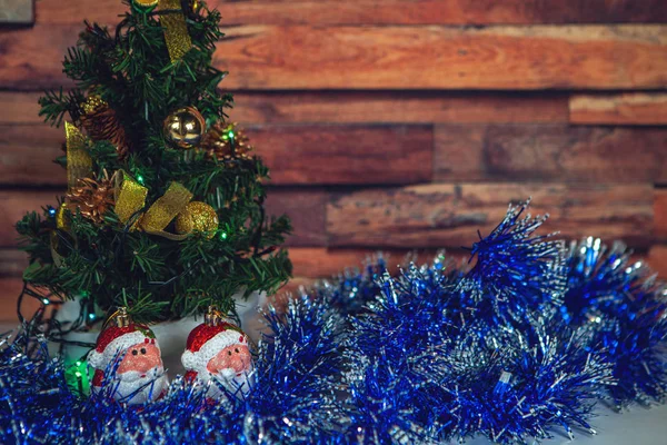 Nový Rok Vánoční Zdobené Jedle Krásné Hračky Tinsel Sněhem Dřevěném — Stock fotografie