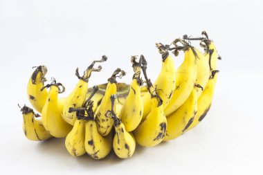 Beyaz arkaplanda izole edilmiş muz sürüsü