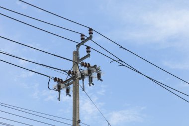 Elektrik direğine mavi gökyüzü ile