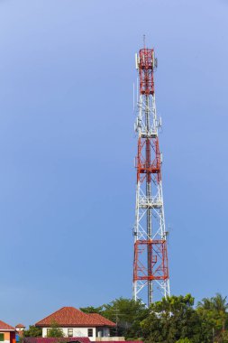 Telefon direğine mavi gökyüzü arka plan üzerinde.