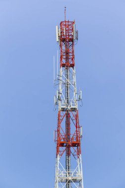 Telefon direğine mavi gökyüzü arka plan üzerinde.