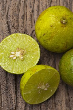 Ahşap masa üzerinde yeşil taze limon