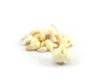 Sarımsak beyaz izole.