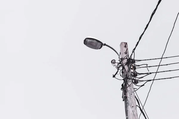 Electricidad poste en el cielo blanco . —  Fotos de Stock