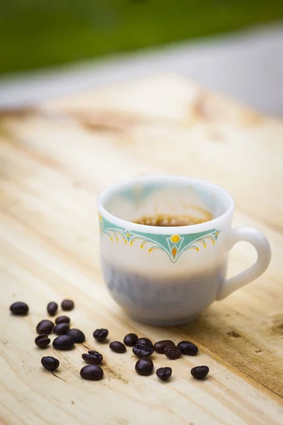 Taza de café y granos de café tostados. — Foto de Stock