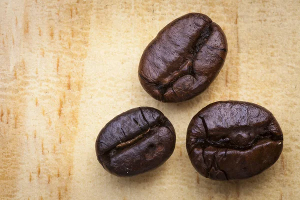 Grains de café texture sur fond en bois . — Photo