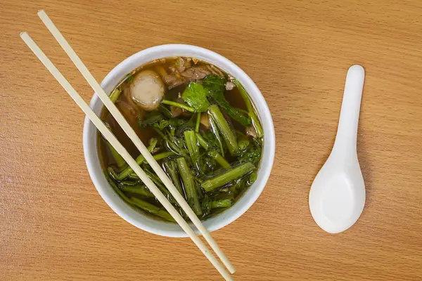 Pohled shora Hovězí polévka s bylinkami na stůl — Stock fotografie