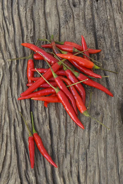 Ahşap masa üzerinde kırmızı biber