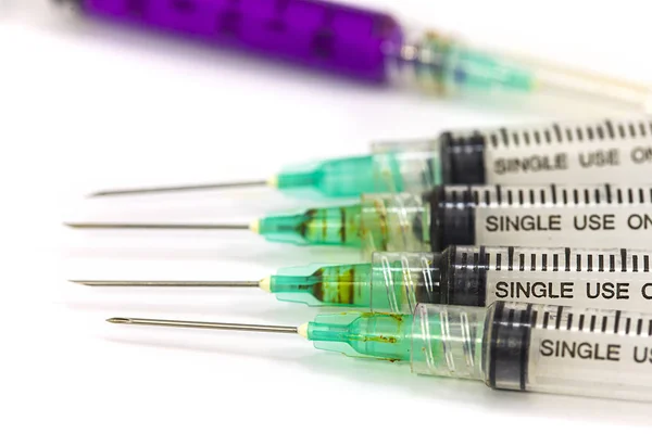 Beyaz arka plan üzerinde izole kirli kullanılan şırınga