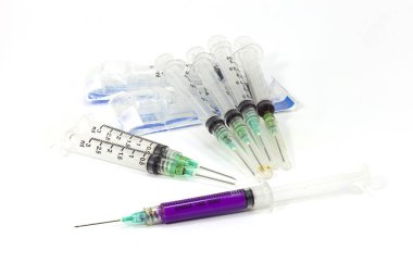 Beyaz arka plan üzerinde izole kirli kullanılan şırınga