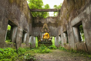 Buda heykelinin çökmekte Şapeli'nde Sangkhla Buri, Tayland.