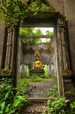 Buda heykelinin çökmekte Şapeli'nde Sangkhla Buri, Tayland.