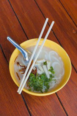 Vietnamca şehriye çorbası