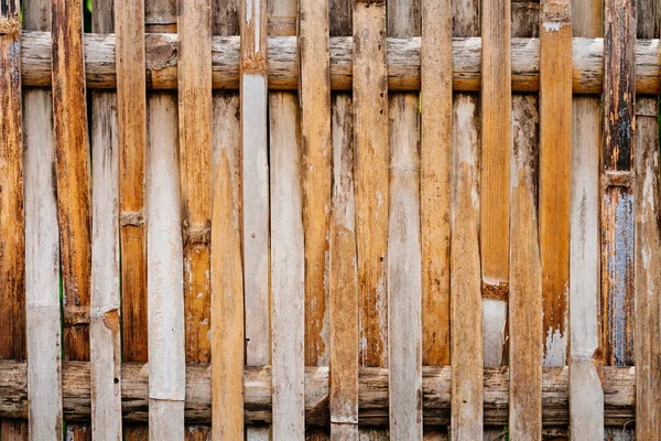 田舎の家の竹のフェンス — ストック写真