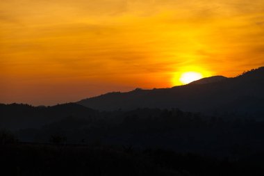 Dağlarda gün batımı.