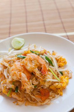 Tavada kızartılmış pirinç noodle (Pad Tay) olduğunu Thaila popüler gıda