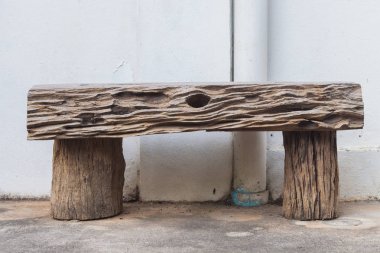 Eski ahşap dışkı beton zemin.