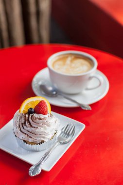 Kek ve kahve kırmızı masada.