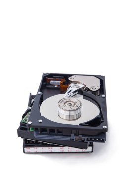 Beyaz arka plan üzerinde Sabit Disk sürücüleri yığılmış izole.