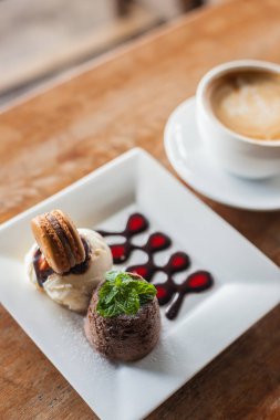 Ahşap masa üzerinde yeşil çay süt ile dondurma.