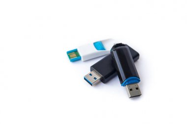 Beyaz arka plan üzerinde USB birden parlamak götürmek izole.