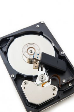 Beyaz arka plan üzerinde USB birden parlamak götürmek ve Sabit Disk sürücüleri izole