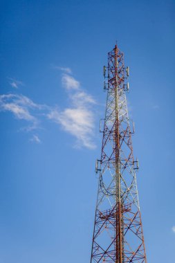 Telefon direğine mavi gökyüzü arka plan üzerinde.