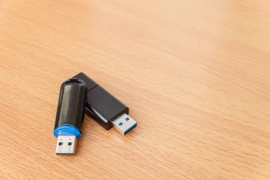 USB flash sürücüler ahşap arka plan üzerinde.