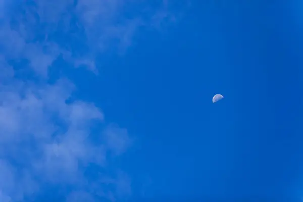 Голубое небо на фоне луны — стоковое фото