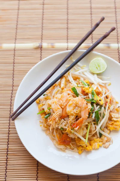 Tavada kızartılmış pirinç noodle (Pad Tay) olduğunu Thaila popüler gıda