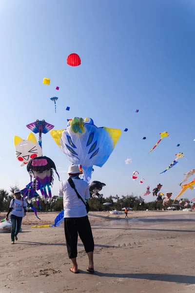 CHA- AM BEACH - 27 DE MARZO: 16ª Cometa Internacional de Tailandia Festi — Foto de Stock