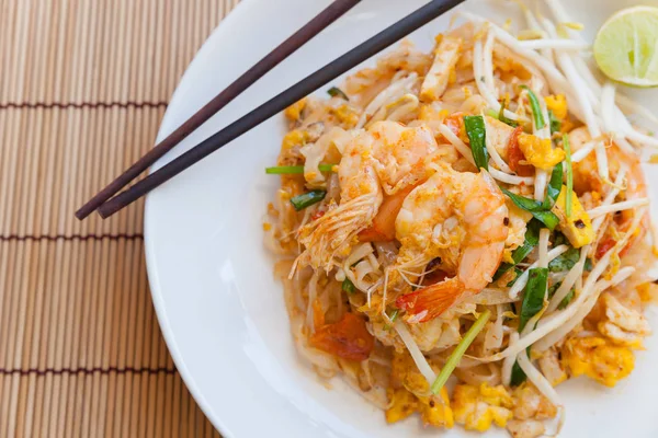 Tavada kızartılmış pirinç noodle (Pad Tay) olduğunu Thaila popüler gıda