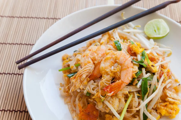 Tavada kızartılmış pirinç noodle (Pad Tay) olduğunu Thaila popüler gıda