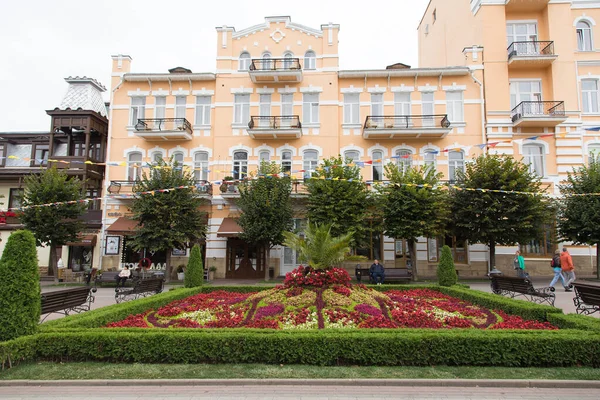 Kislovodsk, Rusland - 19 september 2019 - Kurortnyi boulevard, prachtige architechture. — Stockfoto